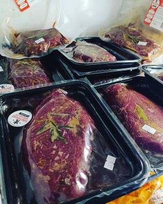 Připraveno na víkend 👌🥩🫐🍯 👉www.jendobryjidlo.cz / jezto.cz U Černé věže 17, České Budějovice ✅ Steaky hovězí a vepřové ✅...