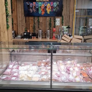 🔥 Jsme připraveni na prodejnách máme naskladněno čerstvé farmářské maso 🥩, sýry 🧀, pršuty, kapří vnitřnosti 🐟, párky bez...